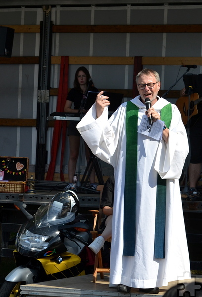 Seelsorger Hardy Hawinkels hielt seine Predigt vor einem PS-starken Zweirad. Foto: Cedric Arndt/pp/Agentur ProfiPress
