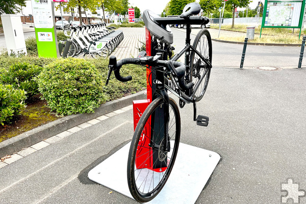 Für kleinere Reparaturen am Fahrrad gibt es vor dem Bahnhof eine Servicestation mit Werkzeugen und Luftpumpe. Foto: Ronald Larmann/pp/Agentur ProfiPress