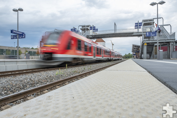 Der Zug fährt ab und verlässt den Bahnhof Mechernich, der mit der Inbetriebnahme der Fahrstühle nun komplett und barrierefrei ist. Foto: Ronald Larmann/pp/Agentur ProfiPress