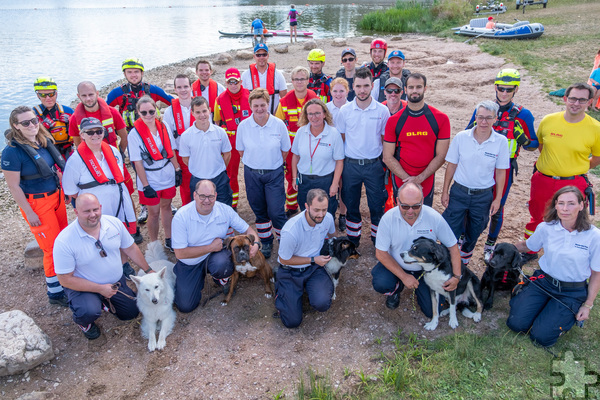 Ein starkes Team: Mitglieder der DRK-Wasserwachten Kall, Dahlem und Bonn übten gemeinsam mit DLRG und DRK-Rettungshundestaffel. Foto: Ronald Larmann/pp/Agentur ProfiPress

