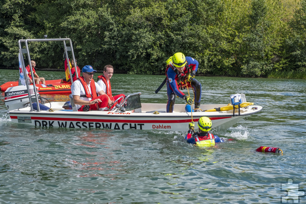 Ziel erreicht: Die Person im Wasser konnte sich am Seil des Wurfsacks festhalten und ins Boot gezogen werden. Foto: Ronald Larmann/pp/Agentur ProfiPress