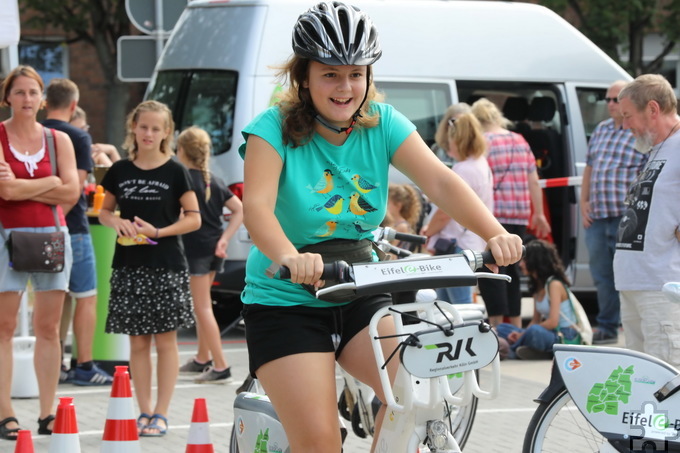 Auch Kinder konnten auf einer Teststrecke ihre Runden mit den Eifel-e-Bikes der RVK drehen. Foto: Dagmar Berens/Kreismedienzentrum/pp/Agentur ProfiPress