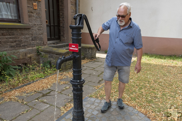 Das Wasser von Kallmuth ist gut: Robert Ohlerth an der Schwengelpumpe vor der Alten Schule. Foto: Ronald Larmann/pp/Agentur ProfiPress