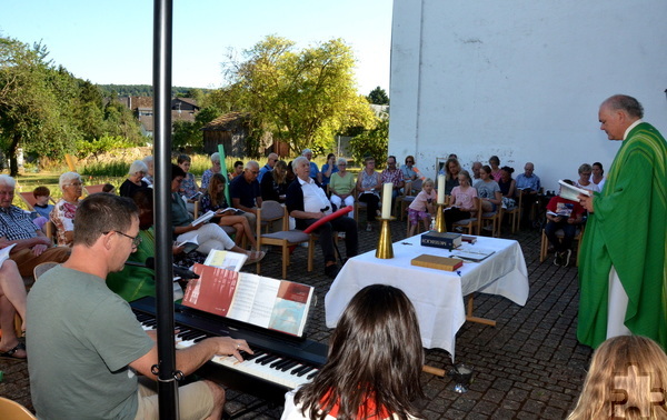 Begleitet wurde die Feier musikalisch per Keyboard. Foto: Henri Grüger/pp/Agentur ProfiPress