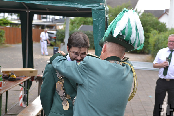 Präsident Diethard Eichinger-Heß legt dem neuen Schützenkönig die Schützenkette um. Foto: Cedric Arndt/pp/Agentur ProfiPress