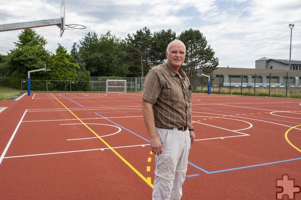 Die Netze für die Basketballkörbe müssen noch angebracht werden, dann ist das Spielfeld komplett, erläutert der städtische Grünflächeningenieur Christof Marx. Foto: Ronald Larmann/pp/Agentur ProfiPress