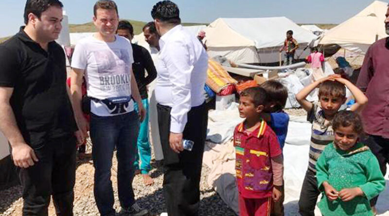 Hilfsgruppen-Aktivist Thomas Tampier (2.v.l.) mit Kindern im Flüchtlingslager in Mossul. Foto: Hilfsgruppe Eifel/pp/Agentur ProfiPress