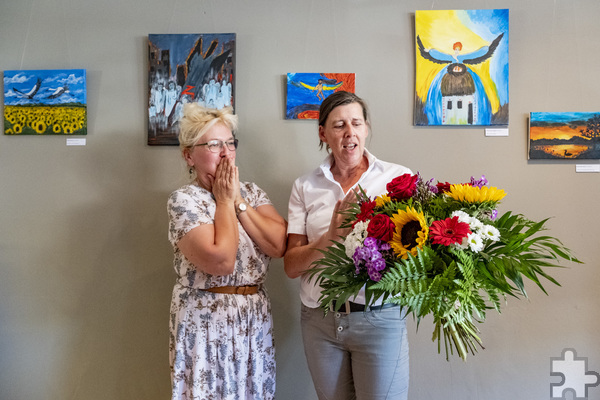 Als Dankeschön für ihr außerordentliches ehrenamtliches Engagement erhielt Liudmyla Krause (l.) von DRK Mitarbeiterin Sabine Heines einen Blumenstrauß. Foto: Ronald Larmann/pp/Agentur ProfiPress