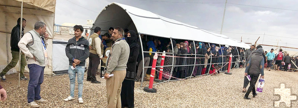 Während in den Krankenhäusern und Pflegeheimen in der Region Erbil medizinische Einrichtungen und Möbel gefragt sind, geht es in den Flüchtlingslagern, wie hier in Erbil, mehr um die Versorgung mit Wasser und Lebensmitteln. Foto: Hilfsgruppe Eifel/pp/Agentur ProfiPress