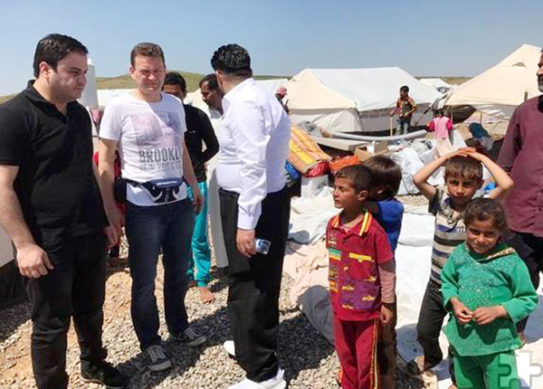 Hilfsgruppen-Aktivist Thomas Tampier (2.v.l.) mit Kindern im Flüchtlingslager in Mossul. Foto: Hilfsgruppe Eifel/pp/Agentur ProfiPress