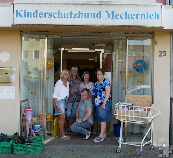 Kleiderladen und Personal des Kinderschutzbundes in der Bahnstraße 29 in Mechernich. Foto: Privat/pp/Agentur ProfiPress