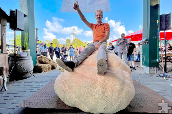 Glücklicher Sieger: Mark Feyaerts hatte den schwersten Kürbis nach Lohmar gebracht. Er brachte 679,5 kg auf die Waage. Foto: Ronald Larmann/pp/Agentur Profipress