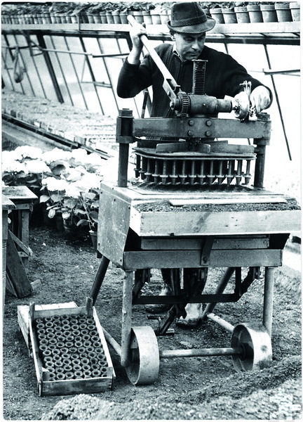 70 Jahre jeden Tag voller Arbeit: Fritz Schaar, der Firmengründer 1952 in Scheven, stellt mit einer Presse Torfquelltöpfchen her. Foto: Pflanzenwelt Schaar/pp/Agentur ProfiPress