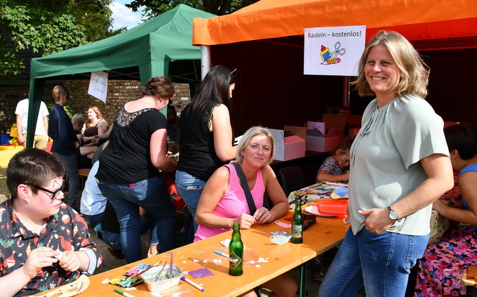 Basteln und Kinderschminken waren beim gemeinsamen Sommerfest und Kirmes der Ortsgemeinschaft Bürvenich/Eppenich und der „Lebenshilfe HPZ“ dicht umlagert. 