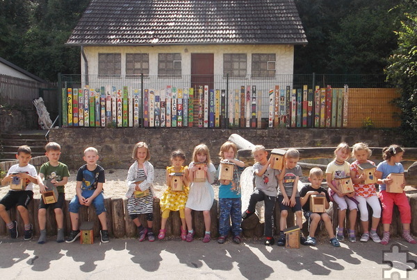 Knapp 20 Vogelhäuschen haben die Kinder der Rotkreuz-Kindertagesstätte Iversheim vor den Sommerferien gebastelt und angemalt. Foto: Anja Scheffler/DRK/pp/Agentur ProfiPress