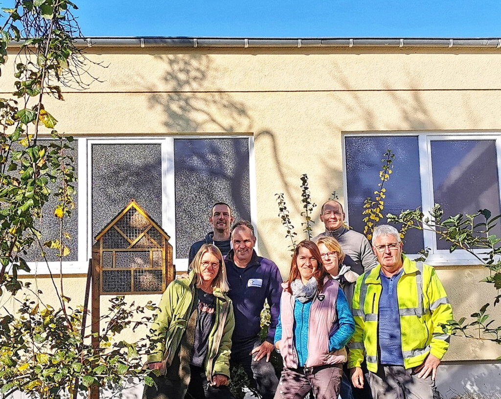 Mitglieder des Vereins „Vussem aktiv“ nach erfolgreicher Aufstellung von zwei Insektenhotels im Ort: (V. l.) Michaela Gaul, Volker Löbel, Arno Gaul, Alexandra Zettler, Nicole Müller, Alexander Schwanenberg und Peter Empt. Gegründet wurde er im vergangenen Jahr zur Pflege des Ortes. Foto: Privat/pp/Agentur ProfiPress