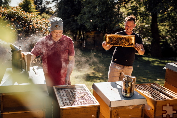Björn Szeghedi (rechts) und Dirk Weikert haben die „Bienenhilfe“ gemeinsam mit Freunden vor fünf Jahren gegründet. Foto: Bienenhilfe/pp/Agentur ProfiPress