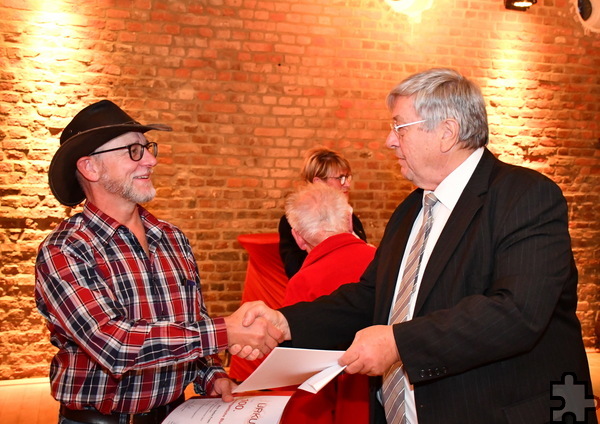 Nach hundert Blutspenden erhält Stefan Franz (l.) seine Auszeichnungen unter anderem vom Mechernicher Vize-Bürgermeister Günter Kornell.