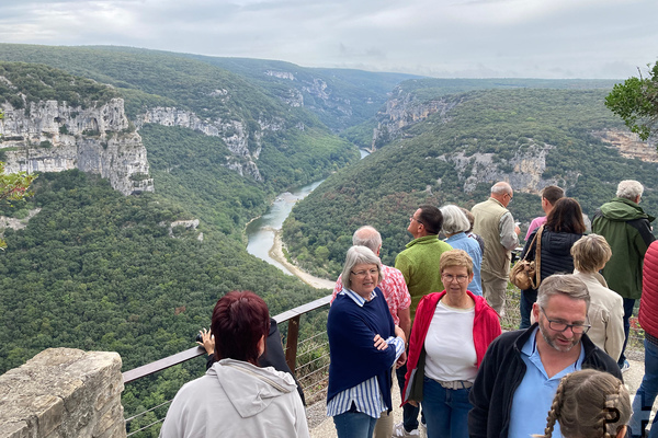 Das Etikette „atemberaubendes Naturerlebnis“ erhielt der Ausflug in die Gorges de l’Ardèche, eine 30 Kilometer lange Schlucht, die der Fluss wie ein Canyon in ein kalkhaltiges, etwas 300 Meter hohes Plateau gegraben hat.  Foto: Klaus Tiemann/pp/Agentur ProfiPress