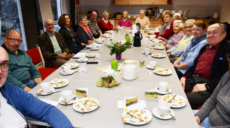 Gutgelaunt setzten sich die Teilnehmer/innen der Kleinen Offenen Tür für Erwachsene in Mechernich zur gemütlichen Kaffee- und Erzählrunde bei der Caritas zusammen. Foto: Manfred Lang/pp/Agentur ProfiPress