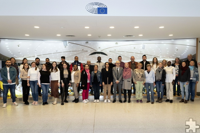 Große Gruppe in großem Parlament: Teilnehmer aus neun Nationen mit Vertretern des „KoBIZ“ und des „JMD“ besuchten Sabine Verheyen in Brüssel. Foto: European Union 2022/pp/Agentur ProfiPress