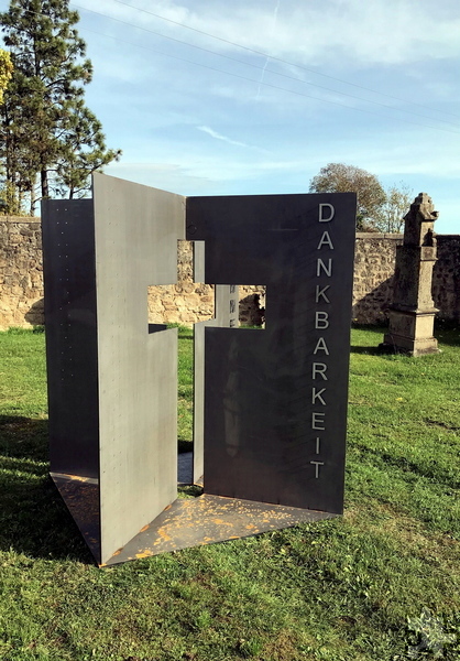 Ein neues Kunstwerk wurde auf dem alten Friedhof in Weyer errichtet. Es soll den Friedhof als Ort der Trauer, aber auch als Kommunikationsraum aufwerten. Foto: Björn Wassong/pp/Agentur ProfiPress