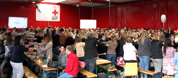 Rund 300 der 900 hauptamtlichen Mitarbeiter des Roten Kreuzes im Kreis Euskirchen waren zur großen Betriebsversammlung ins Rotkreuzzentrum Euskirchen-Eifel gekommen. Foto: Philipp Timmke/pp/Agentur ProfiPress