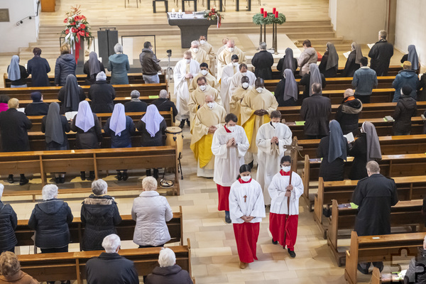 Vorneweg die Messdiener, zogen Zelebrant und Konzelebranten nach der Eucharistiefeier aus. Foto: Ronald Larmann/pp/Agentur ProfiPress