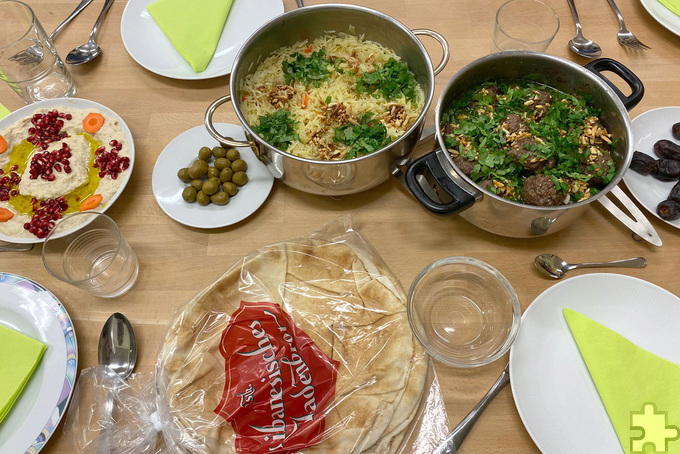 Kulinarische Vielfalt: Links Baba Ghanoush, ein Auberginenpüree mit Sesampaste und Granatapfel. In der Mitte ein Safran-Gemüse-Reis und rechts die Rinderhackbällchen „Bagla“. Foto: Thomas Weber/pp/Agentur ProfiPress