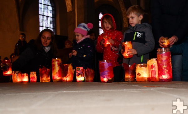 Zuerst brachten Kinder in einer Prozession Lichter in bunt bemalten Gläsern nach vorne und stellten sie auf die Altarstufen. Foto: Manfred Lang/pp/Agentur ProfiPress