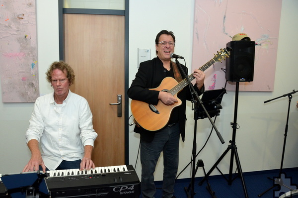 Uli van Staa (l.) und Pete Bauchwitz führten musikalisch mit Swing, Jazz und Sinatra-Songs durch den Abend. Foto: Henri Grüger/pp/Agentur ProfiPress