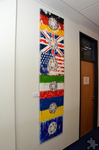 Flaggen aus Deutschland, der Ukraine, Amerikas und Großbritanniens und darin eingelassene Symbole der in Macks Werk vereinigten Weltreligionen. Foto: Henri Grüger/pp/Agentur ProfiPress