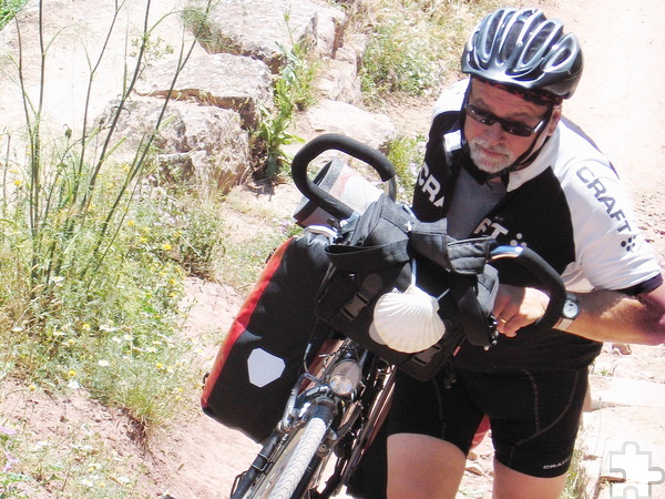 Ehemaliger Vize-Bürgermeister Robert Ohlerth geht mit gutem Beispiel als Vielradfahrer voran, hier auf dem Weg nach Santiago de Compostela in Spanien. Archivfoto: pp/Agentur ProfiPress