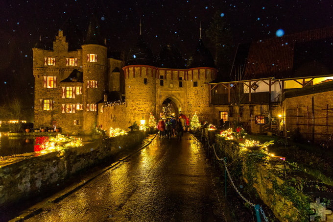 An den Adventswochenenden findet ein Weihnachtsmarkt auf Burg Satzvey statt. Foto: Mike Goehre/Der Fotoschmied/pp/Agentur ProfiPress