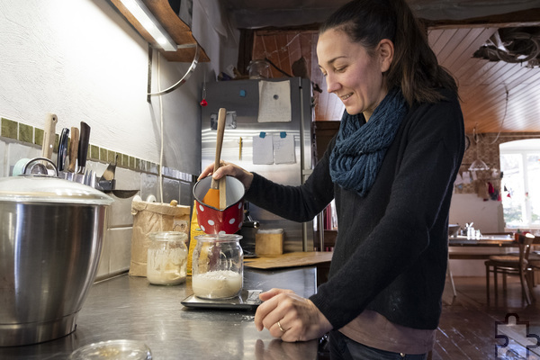 Die Küche ist gleichzeitig Backstube: Für Jana Orrin ist das Backen inzwischen zur Passion geworden. Foto: Ronald Larmann/pp/Agentur ProfiPress
