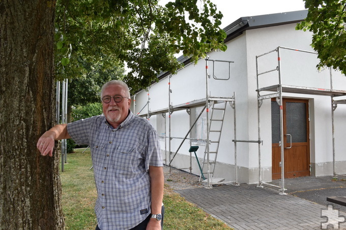 Heinz-Gerd Züll, Vorsitzender des Vereinsbundes „De Hommele“, vor der Jugendhalle in Bergbuir, die gerade einen neuen Wärmeputz erhalten hat. Foto: Michael Nielen/WoSpie/pp/Agentur ProfiPress