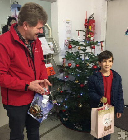 Überraschungen für Weihnachtstüten an Kinder hatte Karl-Heinz Daniel nach Agenturangaben auch mit dabei. Bild: KSK/EPA/pp/Agentur ProfiPress