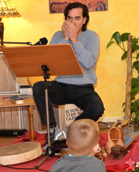 Held las und spielte unter anderem Querflöte und Mundharmonika. Foto: Henri Grüger/pp/Agentur ProfiPress