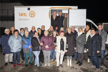 Das Team ist der Star: Die Helferinnen und Helfer der Mechernicher Tafel freuen sich über das neue Tiefkühlfahrzeug, das dank zahlreicher Spenden angeschafft werden konnte.  Foto: Ronald Larmann/pp/Agentur ProfiPress