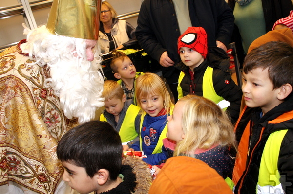 Der Nikolaus war zur Päckchenübergabe bei der Tafel gekommen, um die Kinder mit Schokoladen-Nikoläusen zu belohnen. Foto: Steffi Tucholke/pp/Agentur ProfiPress
