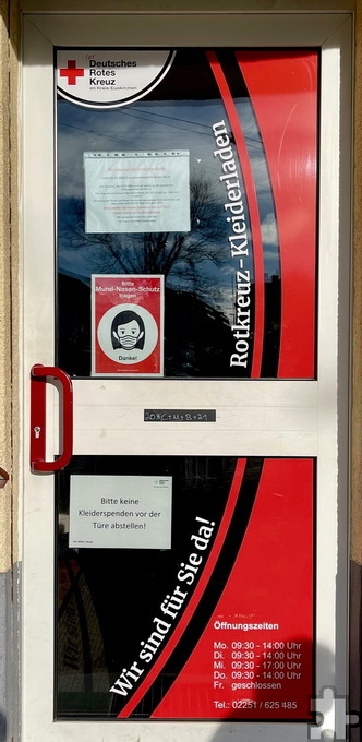 Eingangstür zum Kleiderladen des Roten Kreuzes in der Münstereifeler Straße 41a in Euskirchen mit Öffnungszeiten. Foto: Rolf Zimmermann/DRK/pp/Agentur ProfiPress