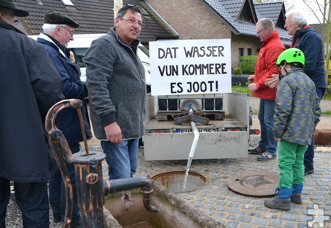 Zur Brunneneinweihung bemühten die Dorfaktivisten natürlich einen alten Bläck-Fööss-Song, der fälschlicherweise für Köln in Anspruch nimmt, was auf das Wasser von Kommern und Katzvey zutrifft. Archivfoto: pp/Agentur ProfiPress
