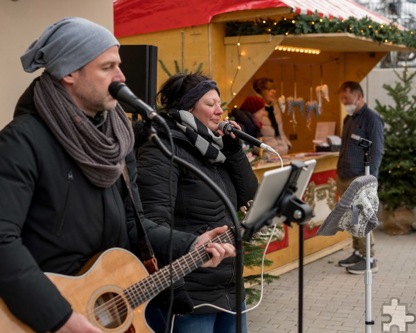 Sanfte Rockballaden des Gesangsduos „Zafari“ untermalten den ersten Weihnachtsmarkt überhaupt im Seniorenhaus „Hortensiengarten“ in Kommern-Süd. Foto: Martha Michel/Veranstalter/pp/Agentur ProfiPress