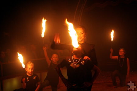 Für eine außergewöhnliche Atmosphäre im Zirkus sorgten die Feuerspucker. Foto: Tucholke/pp/Agentur ProfiPress