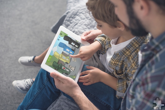 Mehrgenerationen-Müllsortierspiel: Kind und Vater spielen #wirfuerbio auf dem iPad. Grafik: #wirfuerbio/Kreis/pp/Agentur ProfiPress