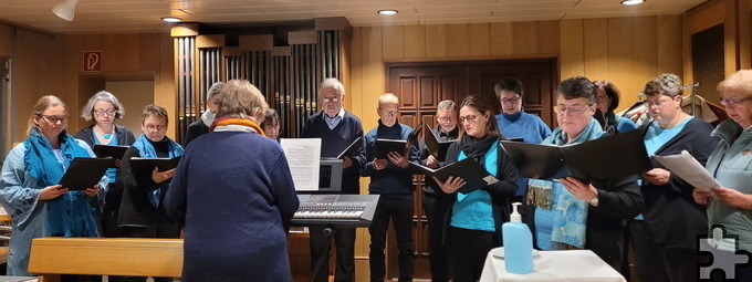Die zum Gottesdienst passende Musik steuerten Reinhild Jovari aus Lommersdorf an der Orgel und ihr Chor „Kuimba“ bei. Foto: Sabine Roggendorf/pp/Agentur ProfiPress
