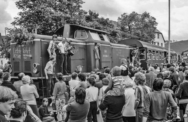 Das Jubiläumsbuch blickt auf Ereignisse in der Großkommune Schleiden seit 1972 zurück – hier die Abschiedsfeier von der „Flitsch“ in Olef 1981. Foto: Franz Albert Heinen/pp/Agentur ProfiPress