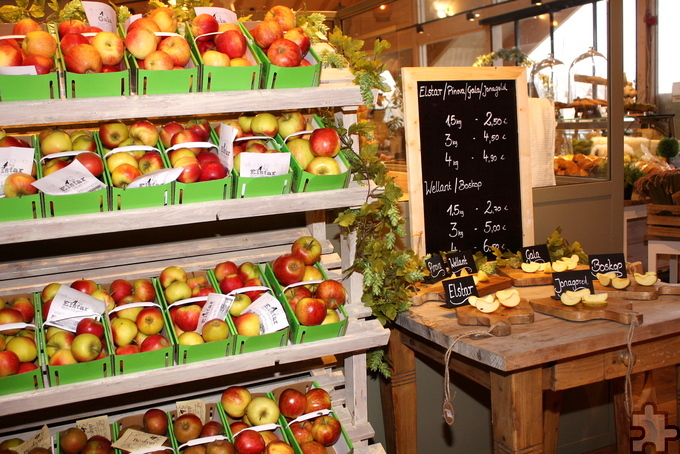 Die neuen Apfelkörbe aus Pappe wurden als umweltfreundliche Alternative zu Plastiktüten eingeführt, in denen die Äpfel aus eigenem Anbau auf dem Krewelshof bisher verkauft wurden. Foto: Steffi Tucholke/pp/Agentur ProfiPress