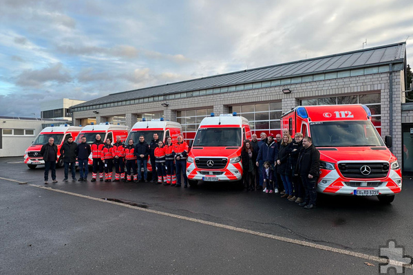 Fünf der acht neuen Rettungs- und Krankentransportwagen wurden bei der Übergabe an die Einsatzkräfte präsentiert.  Foto: Deutsches Rotes Kreuz im Kreis Euskirchen/pp/Agentur ProfiPress