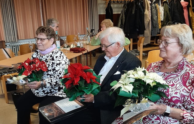 Annegret Elgner (v.l.) wurde für ein halbes Jahrhundert aktiver Mitgliedschaft geehrt, Heinz Schwindt und Margot Schommer für 60 Jahre. Foto: Privat/pp/Agentur ProfiPress